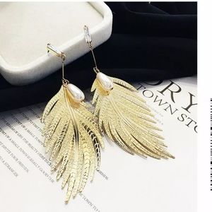 Gold feather dangling earrings